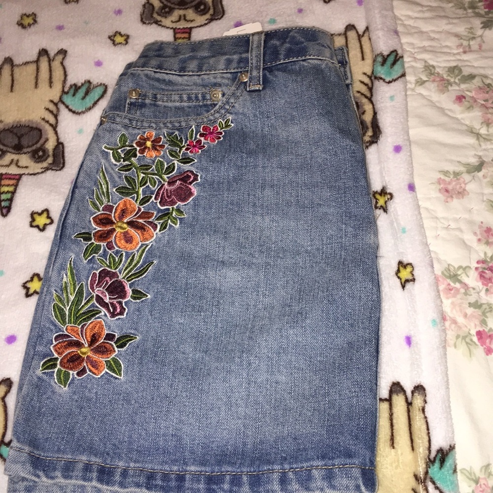 Flower embroidered mini skirt